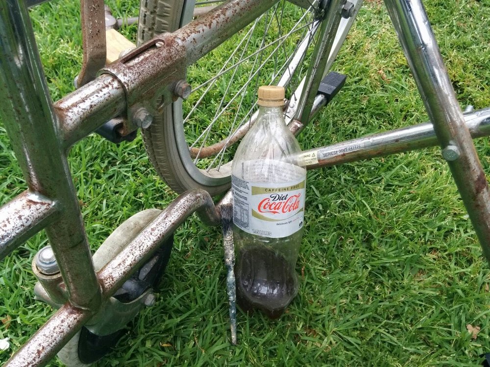 Rénovation d'un fauteuil roulant trouvé dans la rue. Le coca cola est juste magique pour enlever la rouille !