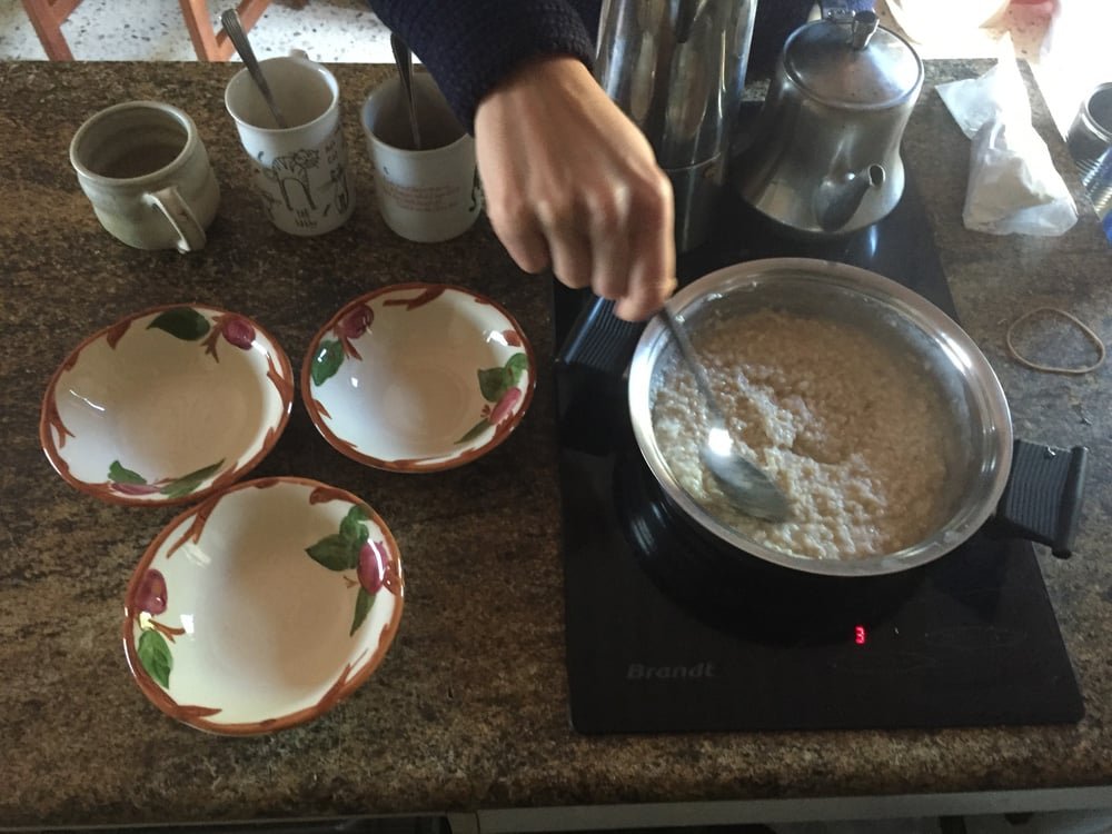 Préparation du petit déjeuner. A droite du porridge